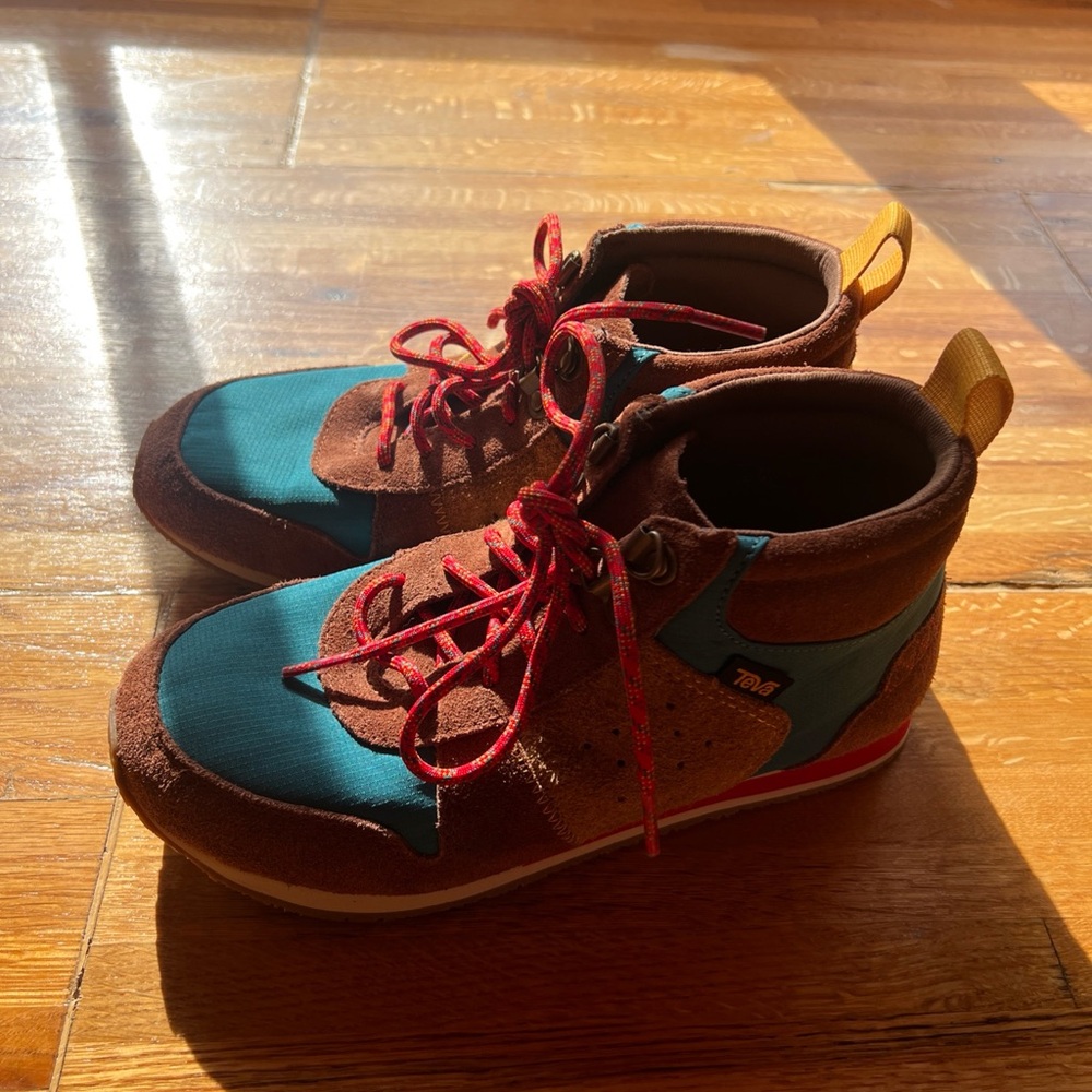 Teva Women's Brown Teal Lace-Up Boots with Red Laces